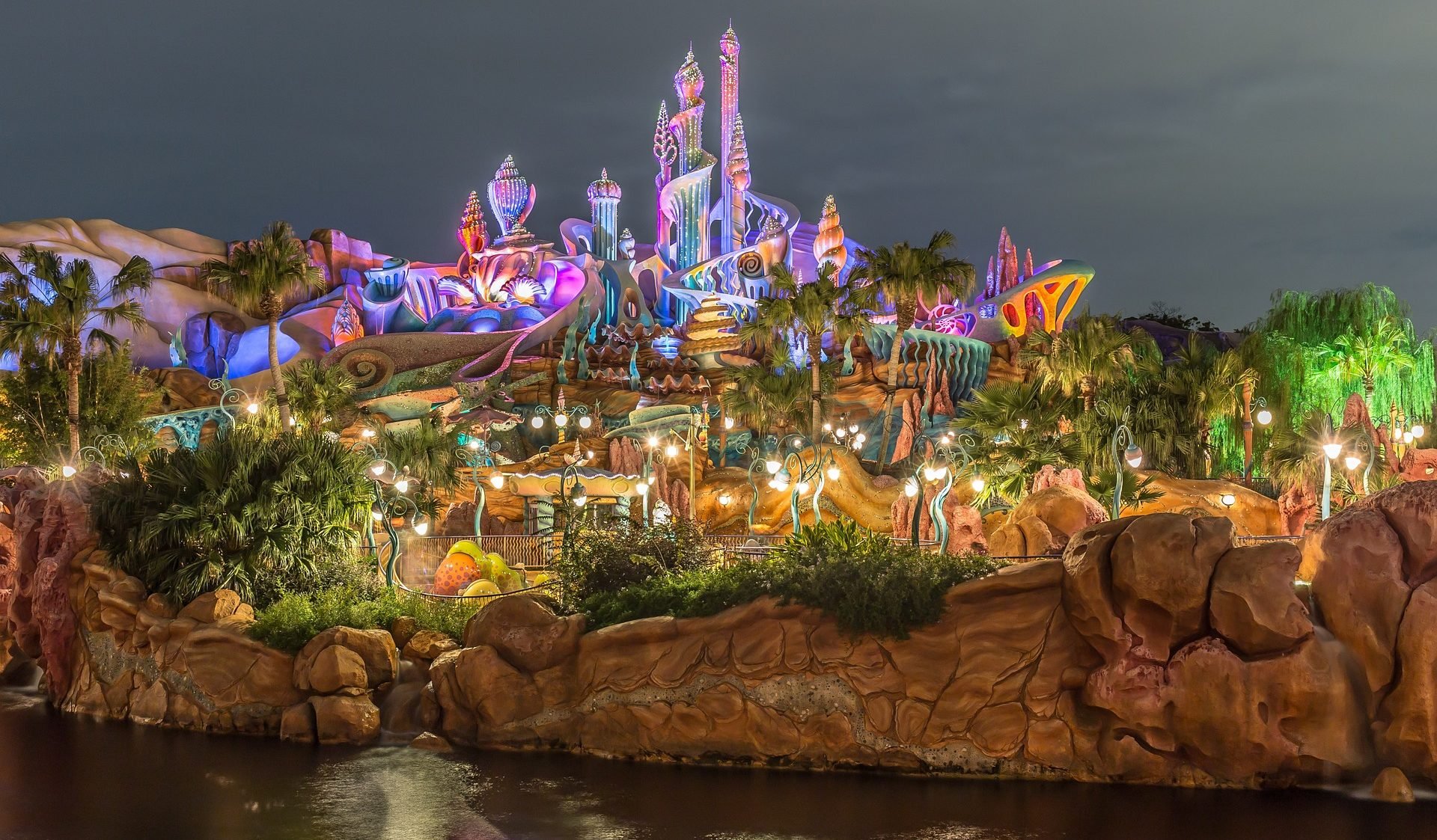 Atração temática iluminada em Orlando